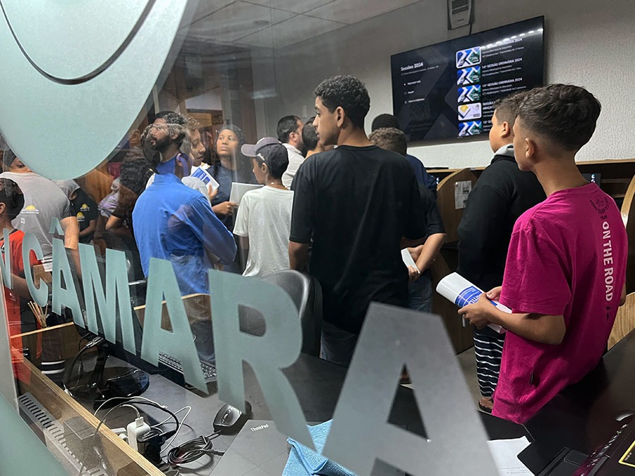 Alunos visitam sala técnica da TV Câmara
